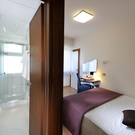 Hotel Eros Lignano Sabbiadoro Exterior photo