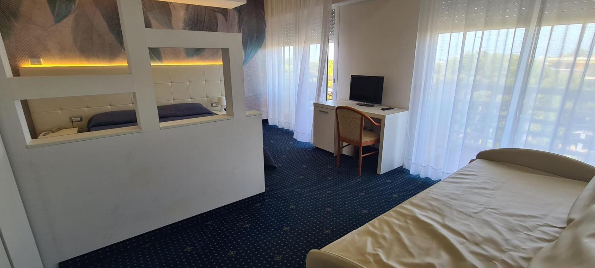 Hotel Eros Lignano Sabbiadoro Exterior photo