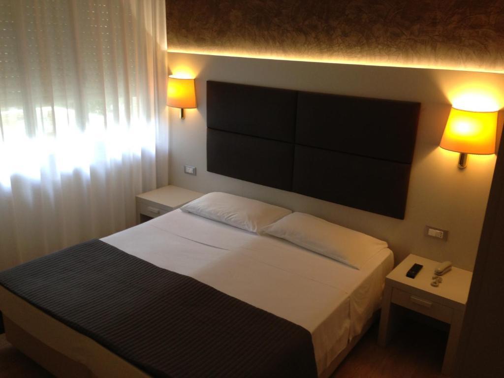 Hotel Eros Lignano Sabbiadoro Exterior photo