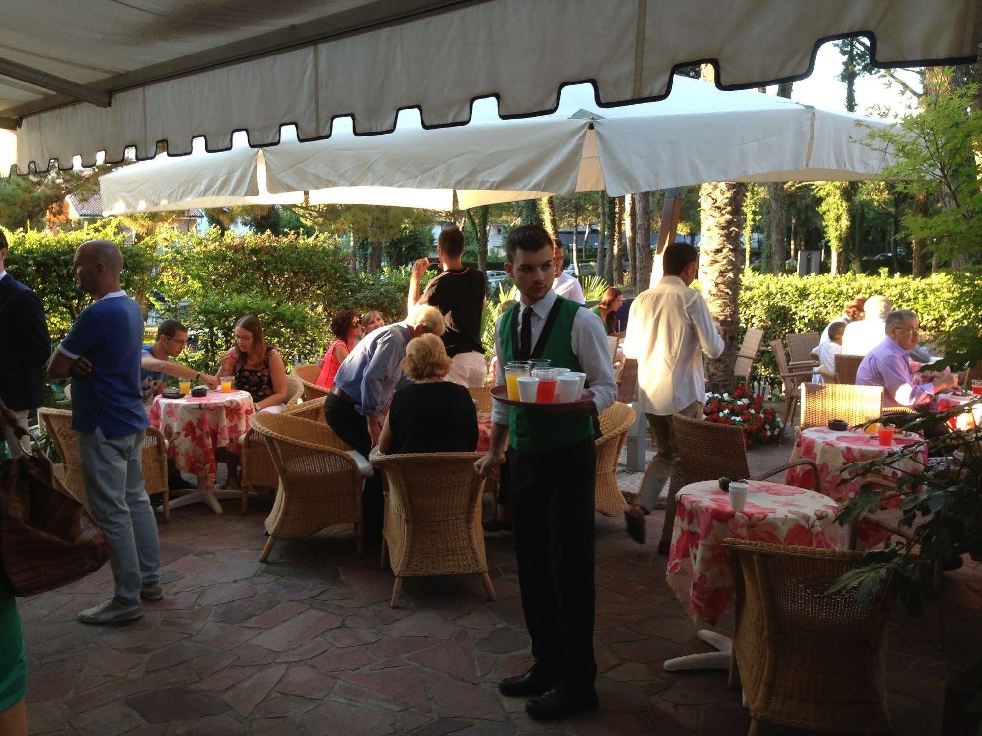 Hotel Eros Lignano Sabbiadoro Exterior photo