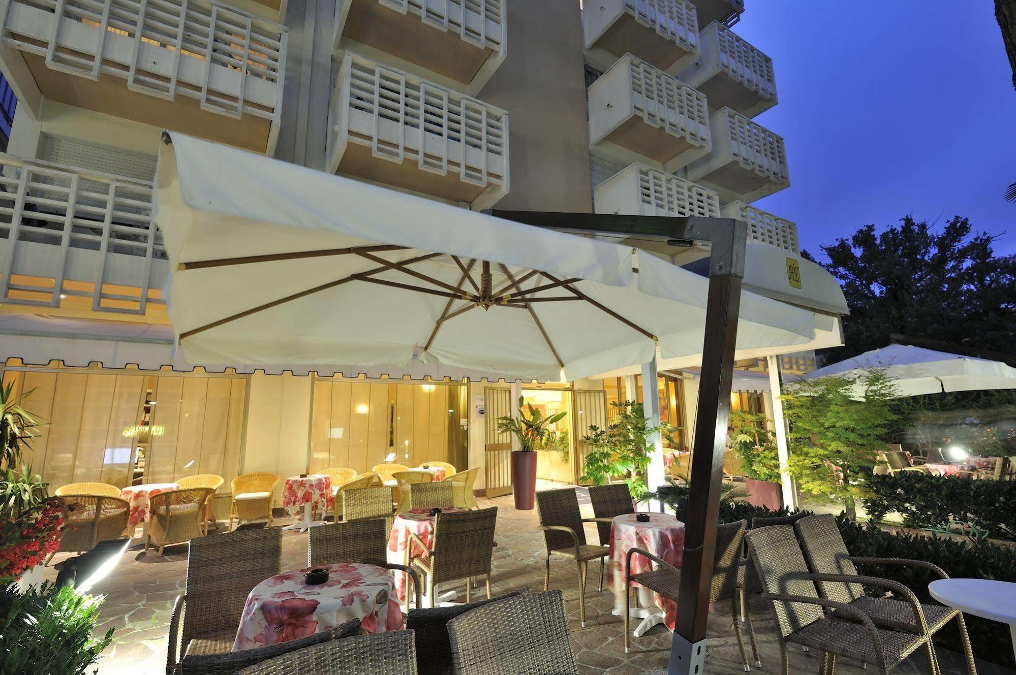 Hotel Eros Lignano Sabbiadoro Exterior photo
